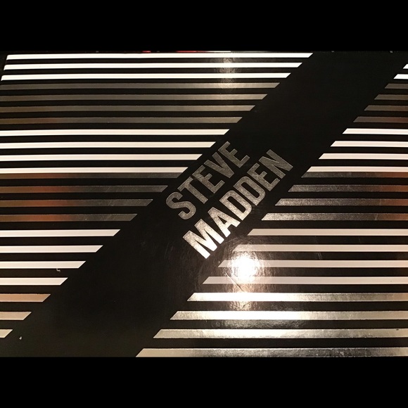 Steve Madden- Steve Madden Scarf and Wallet/ Wristlet Set - Picture 7 of 9